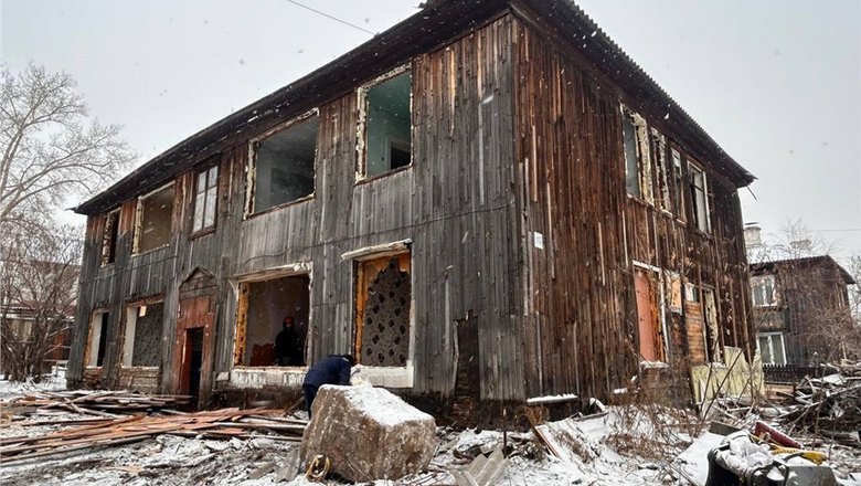 В Красноярской Покровке сносят 67-летний дом (видео)