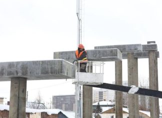 В Новосибирске идет строительство пешеходного моста через Транссибирскую магистраль
