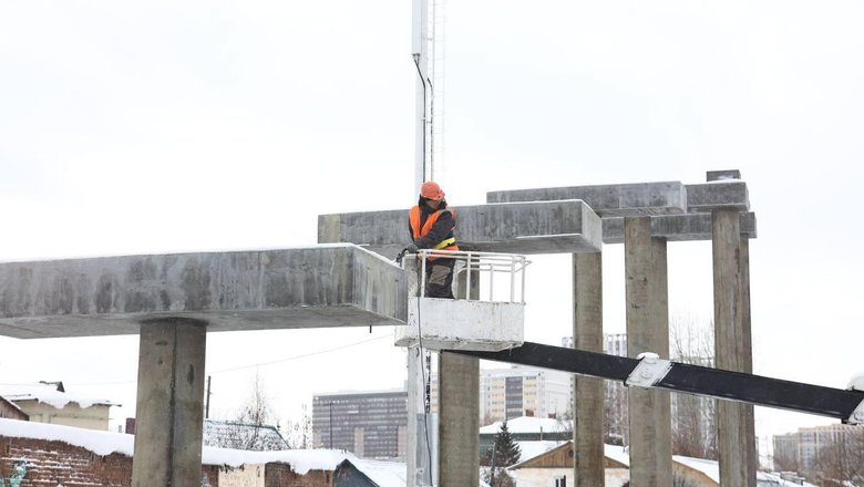 В Новосибирске идет строительство пешеходного моста через Транссибирскую магистраль