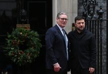 «Будут подбрасывать поленья в костёр»: что стоит за «миротворческими» усилиями Великобритании по Украине