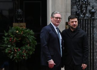 «Будут подбрасывать поленья в костёр»: что стоит за «миротворческими» усилиями Великобритании по Украине