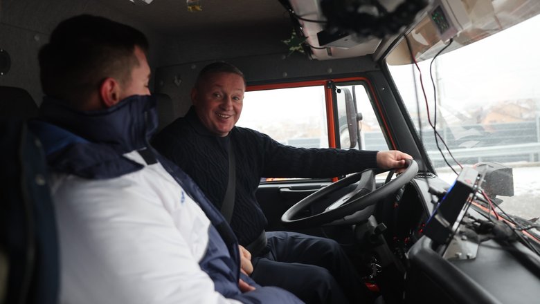 Губернатор Бочаров за рулем спецтехники испытал новый обход Волгограда