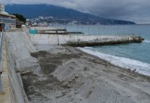 К лету в Ялте устранят последствия «шторма века» на пляже «Дельфин»