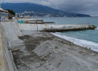 К лету в Ялте устранят последствия «шторма века» на пляже «Дельфин»