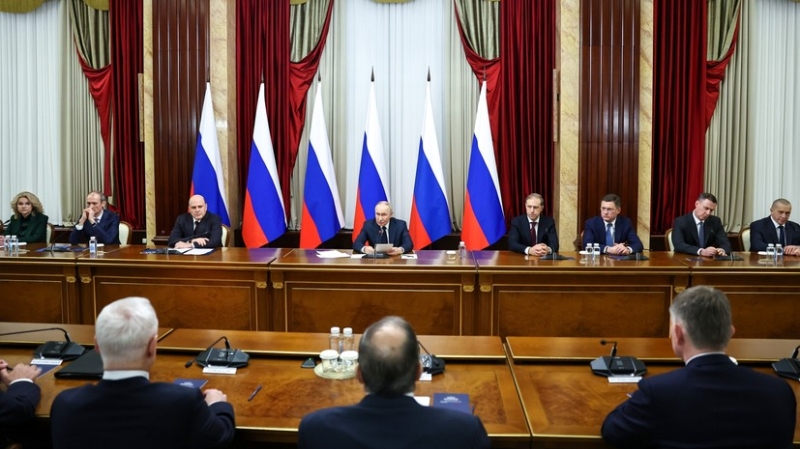 «Нужно найти гибкое, правильное решение»: Путин поручил доработать меры поддержки многодетных семей