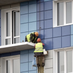 Подмосковные строители продолжают отстраивать многоэтажку в Мариуполе