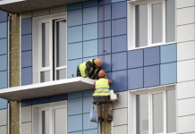 Подмосковные строители продолжают отстраивать многоэтажку в Мариуполе