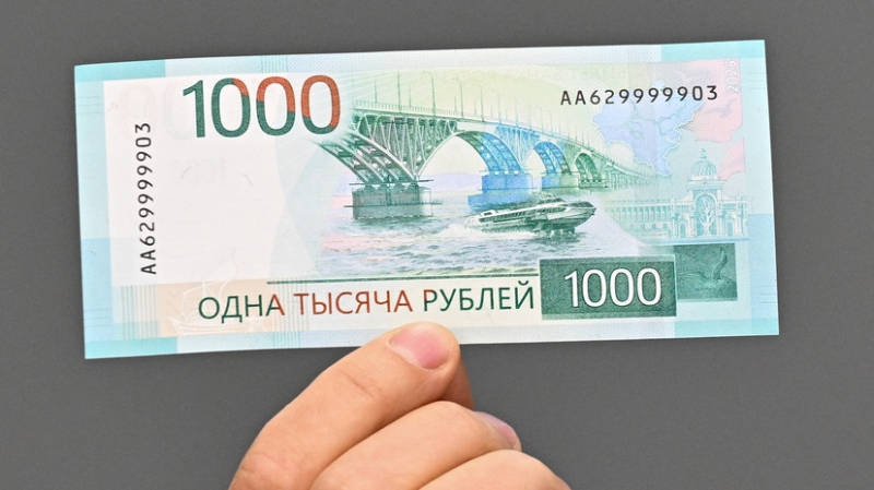 «Старые купюры не будут выходить из обращения»: Центробанк представил новую банкноту 1000 рублей