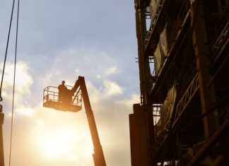 Строители из Подмосковья восстановили 14-этажный дом в Мариуполе