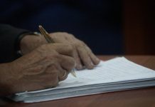 26-летний монтажник получил увечья, упав при разборе настила на стройке в Воронеже