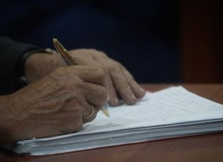 26-летний монтажник получил увечья, упав при разборе настила на стройке в Воронеже