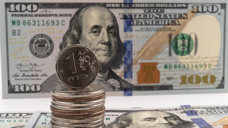 «Геополитика остаётся важным фактором»: ЦБ впервые за три года опустил официальный курс доллара ниже 76 рублей