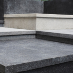 Плиты мощения из гранита – надежный фундамент для благоустройства