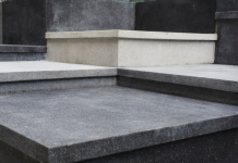 Плиты мощения из гранита – надежный фундамент для благоустройства