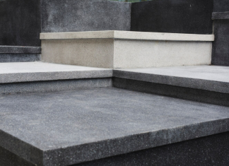 Плиты мощения из гранита – надежный фундамент для благоустройства