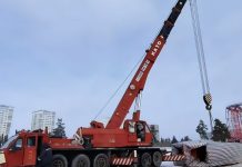 В ЦПКиО из КНР привезли 30-тонные колонны для гигантского колеса обозрения