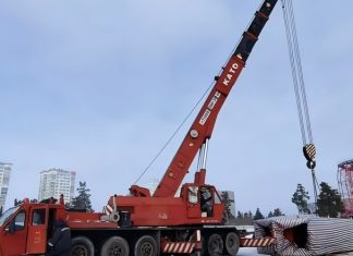 В ЦПКиО из КНР привезли 30-тонные колонны для гигантского колеса обозрения