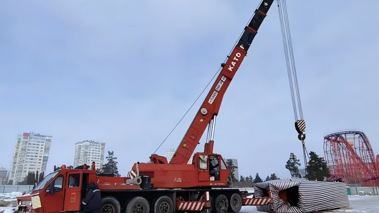 В ЦПКиО из КНР привезли 30-тонные колонны для гигантского колеса обозрения