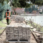 В Симферополе благоустраивают прибрежную зону в парке Гагарина