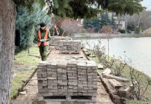 В Симферополе благоустраивают прибрежную зону в парке Гагарина