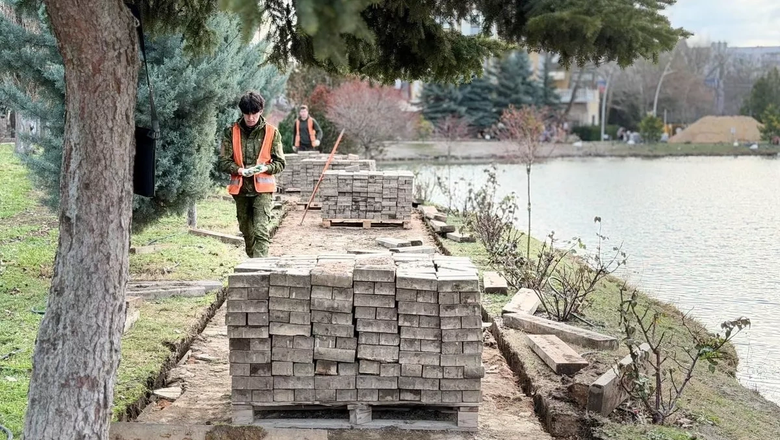 В Симферополе благоустраивают прибрежную зону в парке Гагарина
