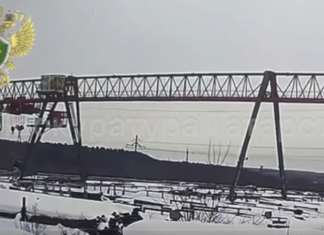 В Татарстане женщина выпала из кабины рухнувшего крана и чудом выжила