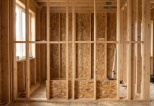 ОСБ плиты в строительстве: ключ к надежным полам, кровле и стенам