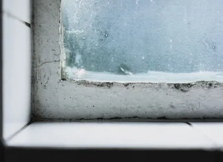 Морозы спровоцировали рост спроса на ремонт балконов и окон