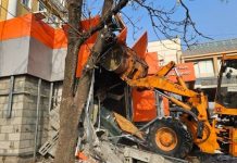 «Разборки» на Луговой: павильон с кафе и магазином сносят во Владивостоке