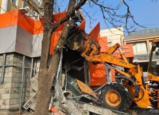 «Разборки» на Луговой: павильон с кафе и магазином сносят во Владивостоке