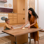 Кухни из массива дерева: тепло, долговечность и естественная красота