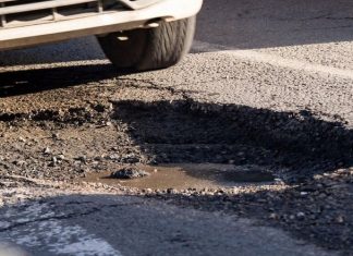 Снег и дожди «смыли» дороги в Крыму: Аксенов пригрозил увольнениями