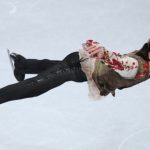 Только этого мало: Гуменник порвал шнурок, смазал каскад, но выстоял и докатал короткую программу на Олимпиаде