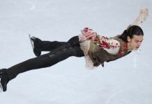 Только этого мало: Гуменник порвал шнурок, смазал каскад, но выстоял и докатал короткую программу на Олимпиаде