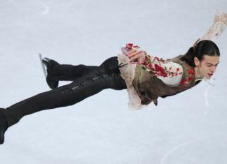 Только этого мало: Гуменник порвал шнурок, смазал каскад, но выстоял и докатал короткую программу на Олимпиаде