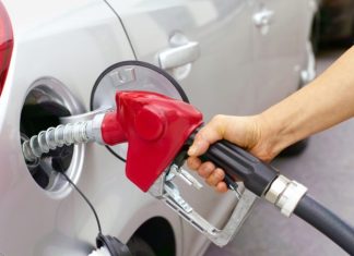 «Удержать ситуацию под контролем»: как продление запрета на вывоз бензина из России может сказаться на его цене