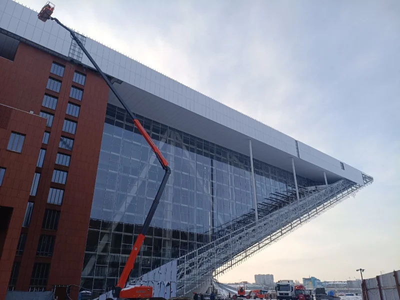 В Калининграде завершено оформление Большого театра витражами