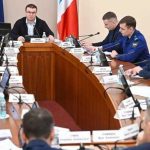 В Омске губернатор потребовал ускорить стройку школ и больниц