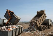 Как выбрать между вывозом мусора контейнером и самосвалом для выгоды и скорости на свалку