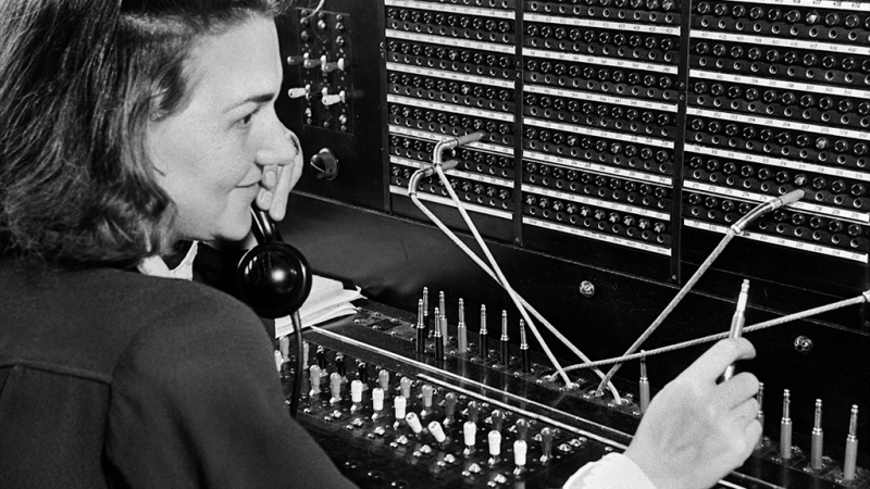 «Не слушайте ртом и не говорите ухом»: путь телефона от «виселицы» до кармана