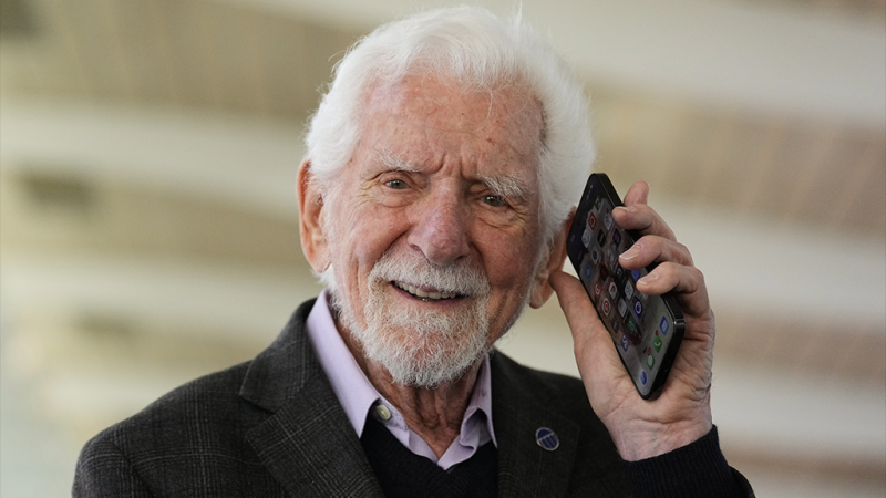 «Не слушайте ртом и не говорите ухом»: путь телефона от «виселицы» до кармана