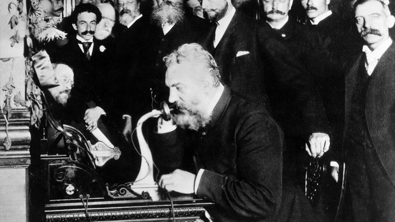 «Не слушайте ртом и не говорите ухом»: путь телефона от «виселицы» до кармана