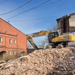 Экскаватор снес одно из зданий Кокоревских складов в центре Петербурга