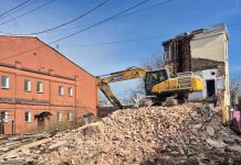 Экскаватор снес одно из зданий Кокоревских складов в центре Петербурга