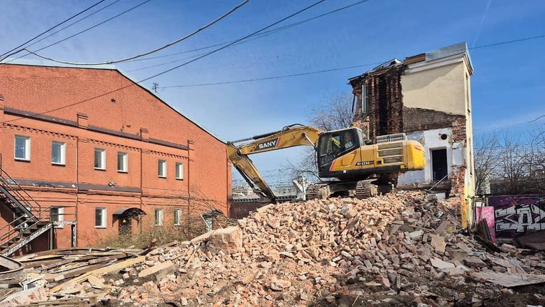 Экскаватор снес одно из зданий Кокоревских складов в центре Петербурга