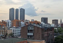 Количество предложений массовых новостроек в Москве достигло десятилетнего минимума