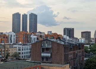 Количество предложений массовых новостроек в Москве достигло десятилетнего минимума