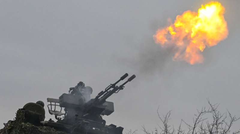 Один погибший, четверо пострадавших и пожар на НПЗ: за ночь над Россией уничтожено 87 украинских БПЛА