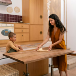 Кухни из массива дерева: роскошь, экологичность и вечная классика