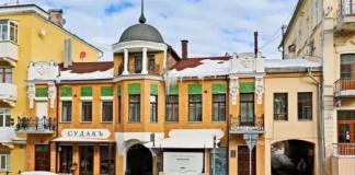 В Самаре на Ленинградской отреставрировали особняк с куполом